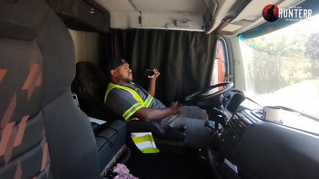 Batendo uma no caminhão 