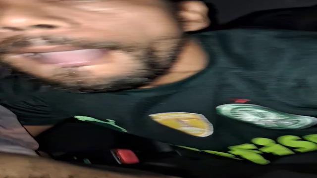 Mamando o morador de rua no carro. 