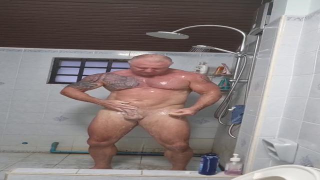 Paizão gostoso lavando a peça 