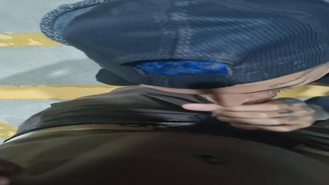 Mamando no estacionamento