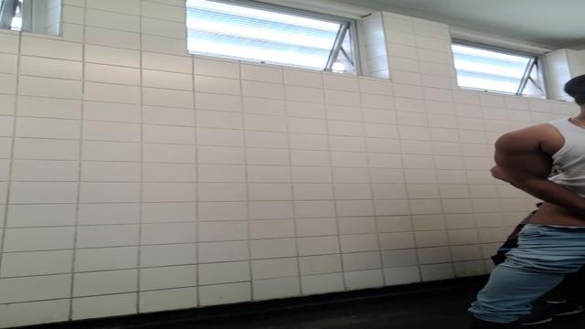 Flagra de uma foda muito top no banheiro