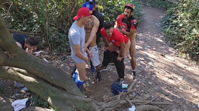 Putaria no mato com vários machos 