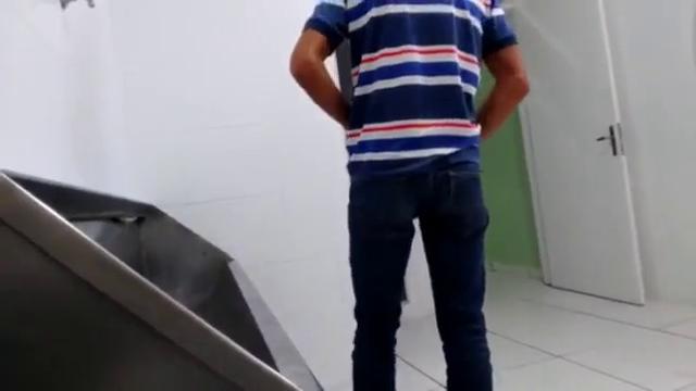Compilaçao de vários machos pauzudos mijando e se pe...