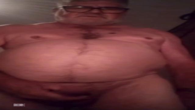 Mais uma leitada de lei desse coroa .. gozou as 22:00 e as 5 da manhã chamou pra dar leite dinovo .. no próximo vídeo 