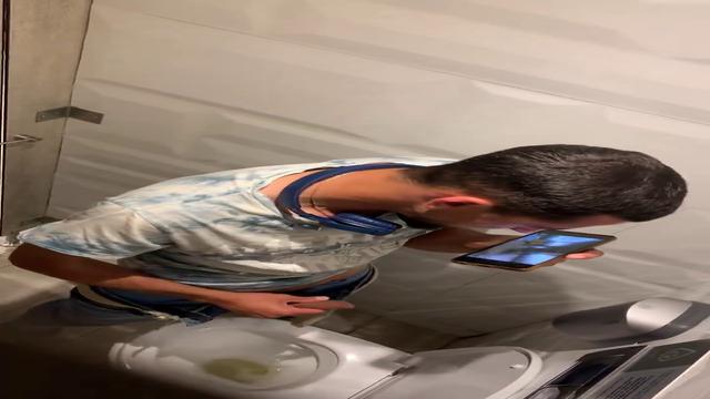 Batendo uma no banheiro 