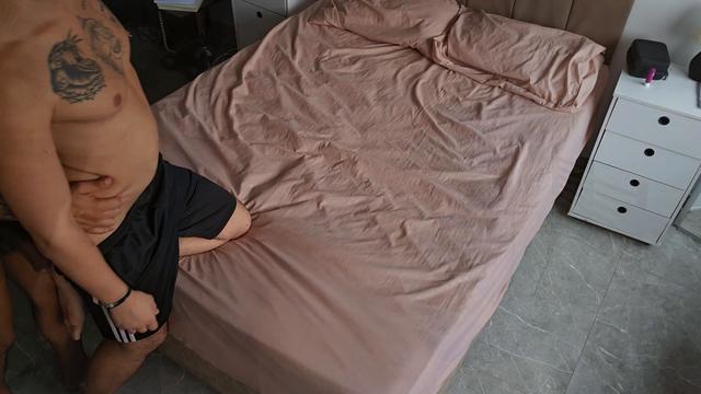 UM BOQUETE E UM COPO DE ÁGUA 