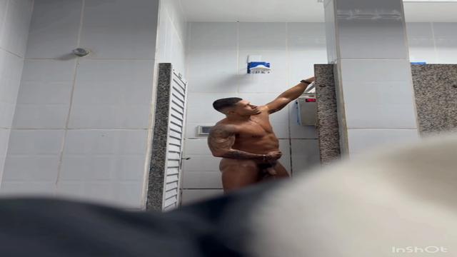 Fudendo com o bombeiro no banheiro da rodoviária 