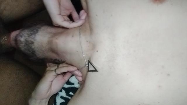 Socando no fundo da garganta do puto