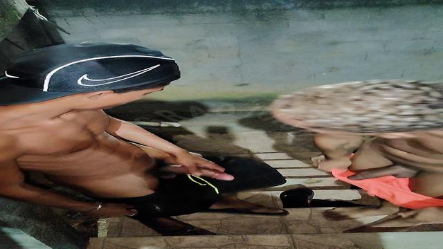 At home with the kitten doing nothing hunting mavambo at the gate, whoever sprouts the damn prodigal mavambo, and what's left for today without Twitter, all that's left is to fuck and post on this site for you guys...