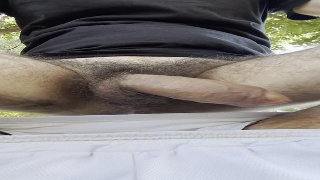 Olha o pacotão no meu shorts