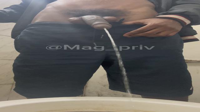 Qual a puta submissa que se prontifica a tomar um mi...
