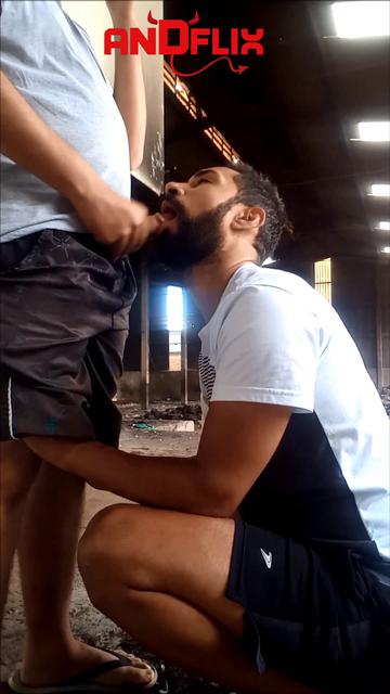 Mamando o vizinho na fábrica abandnada