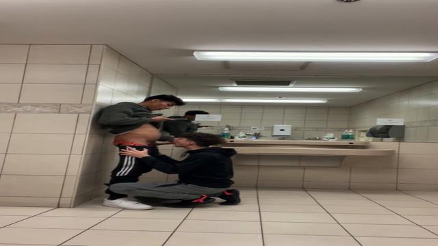 Sexo sem capa no banheirão 