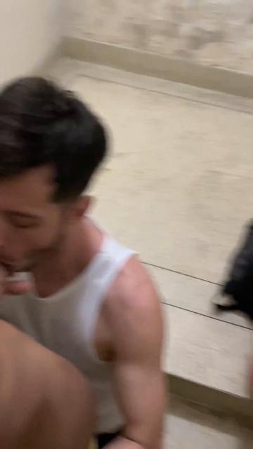 Mamando na escadaria 