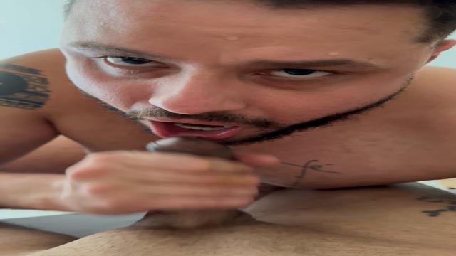 O carinha da faxina encheu minha boca de leite 