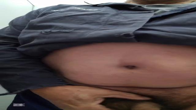 Delícia esse urso cinquentão .. próximo vídeo vai ser ele gozando dentro do carro , ele é caminhoneiro delícia inédito 