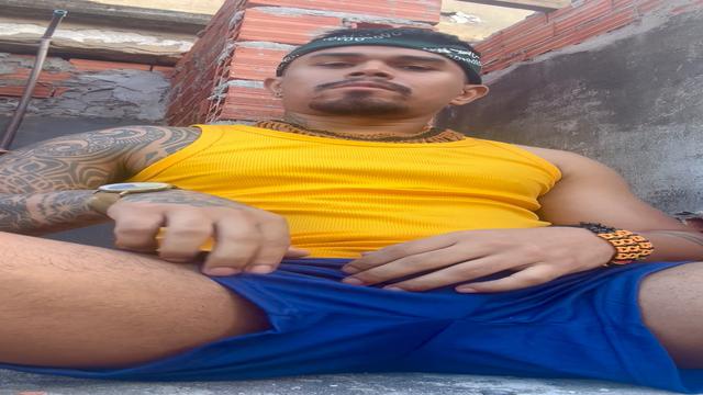 Batendo uma no terraço PrA aliviar