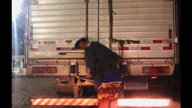 Putaria atrás do caminhão no posto de gasolina 