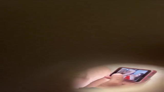 Batendo uma no banheiro 