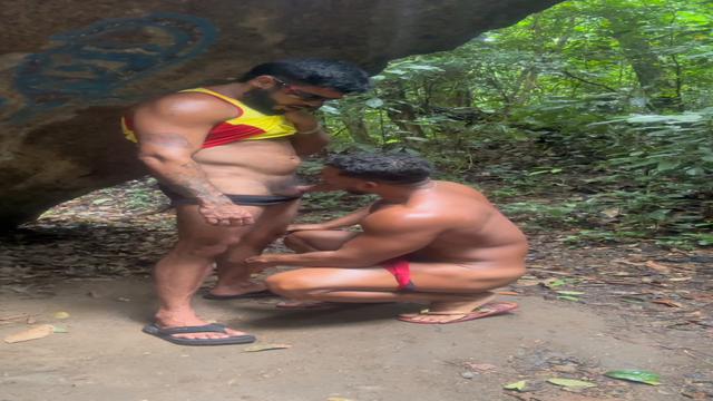 salva vidas gostoso me levou pra trilha e meteu ate ...