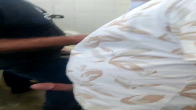 Casados brincando de mão amiga