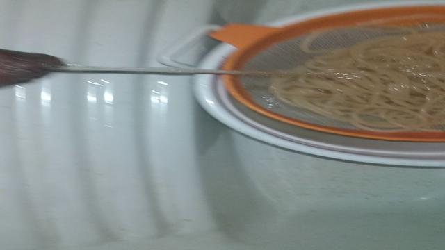 Temperando o miojo pro verme comer 