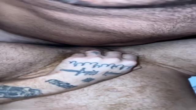 Vestiu a calcinha da namorada pra tomar pica 