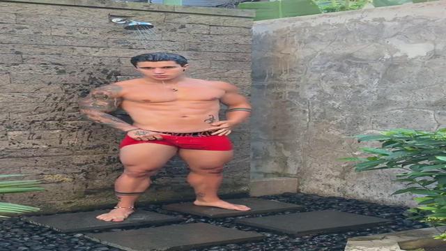 NaughtyKristian de pica no banho 