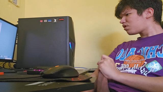 Um novinho sozinho em casa na frente de um pc só que...