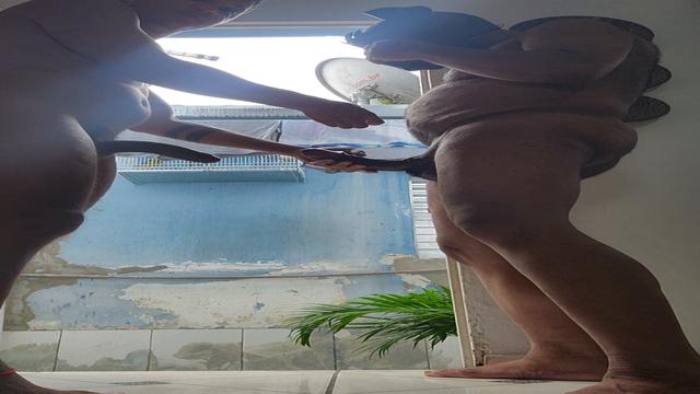 Ursão me fudendo na porta com carinho 