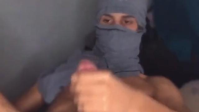 Maloka posturado com cara de bandido e a pistola che...