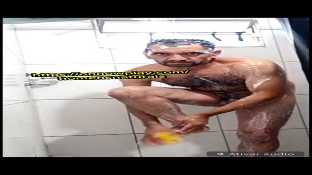 Macho peludo no banho 