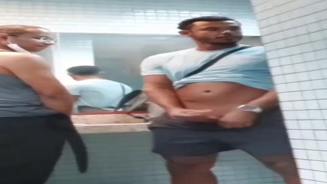 Pegação rola solta dentro banheiro da estação de trem