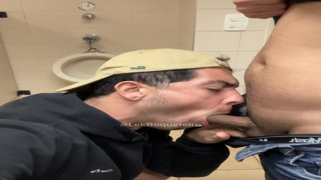 Tomando porra no banheiro público