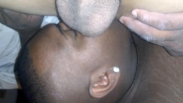 Chupando cuzinho do novinho