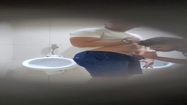 Héteros pauzudos liberando pras Yang dentro do banheiro