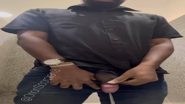 Aquele mijadão gostoso. Faltou uma boquinha aqui.