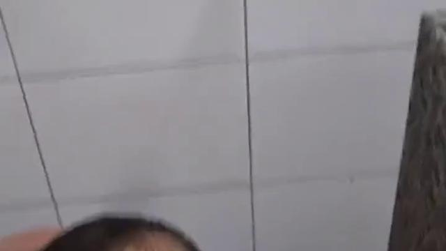 Punheta durante o banho no posto (com gozada)