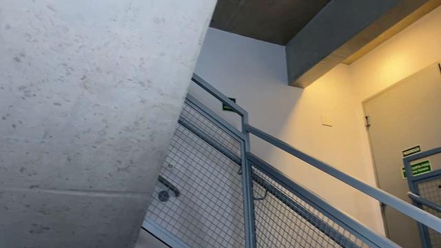 Encontrei esse macho do pauzao grosso nas escadas e fomos desenrolar no apto dele 