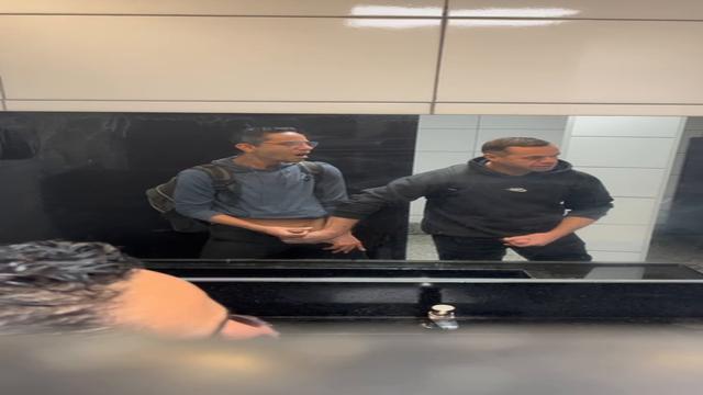 País de família se ajudando na punheta