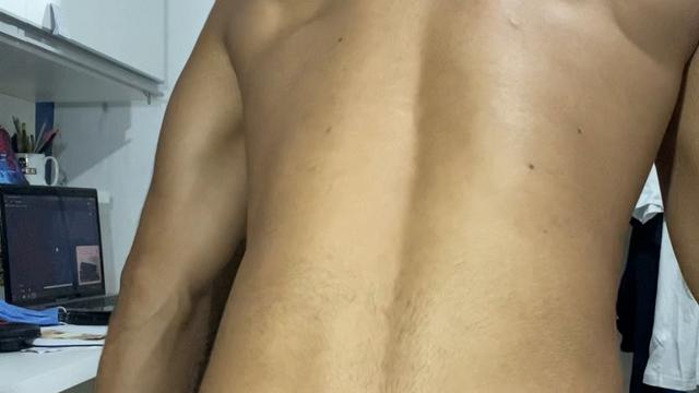 Solo tirando a cueca e mostrando o rabo 