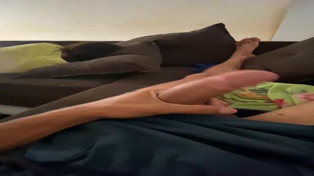 Sobrinha dormiu no sofá e eu gozando ao lado. 