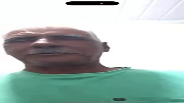 Pedreiro 60 anos mais que perfeito mostrando e pegando na rola na frente de casa depois foi pro banheiro gozar 