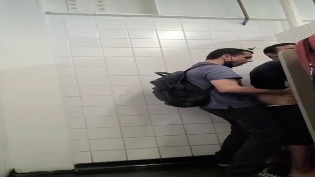 Pegacao e chupadas entre os machos de do banheiro   ...