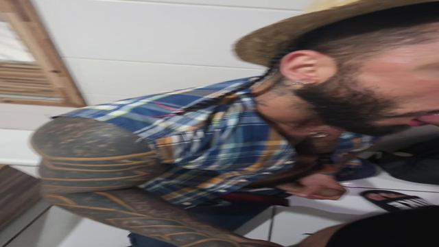 Transando Com o Primo Caipira Rústico do Interior em um Motel barato no sigilo da noiva dele? Mastigou minha rola com o Cuzinho e acabou gozando só de sentir o gosto da minha pica ? SEJA VIP E ASSISTA + 30 MIN