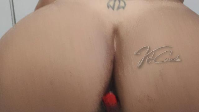 Brincando no banho om meu plug...