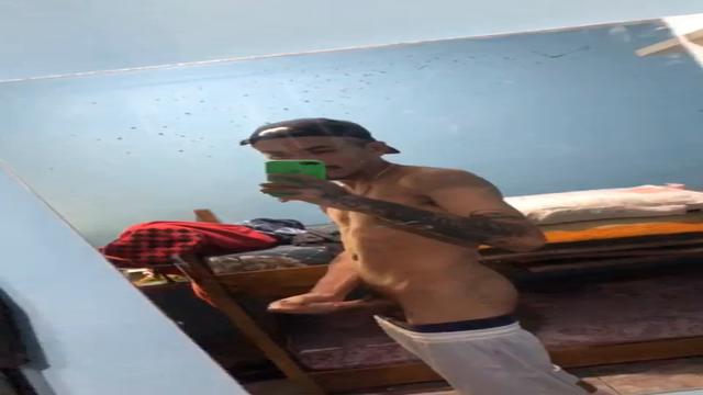 Batendo uma e gozando gostoso.