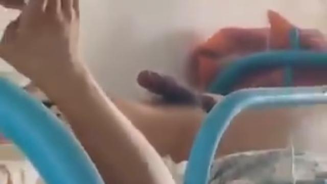Flagranto o mnr de boaça batendo uma