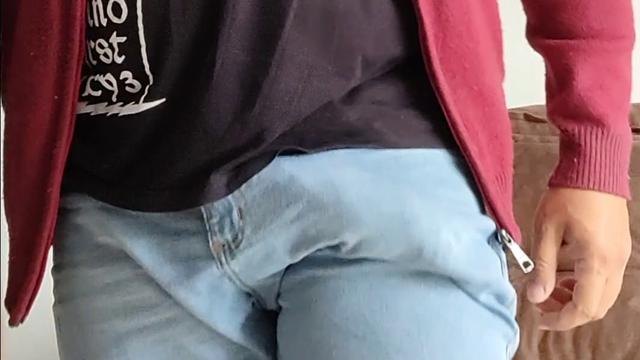 Marcando o pau na calça 