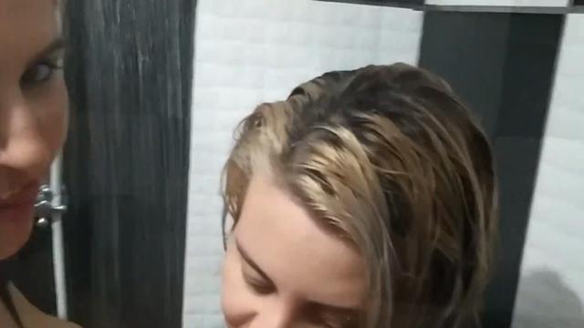 Fudendo a loira do banheiro